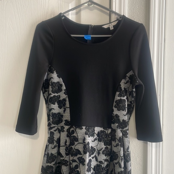 3/4 sleeve gently worn short A-line dress. Size small - Picture 2 of 4